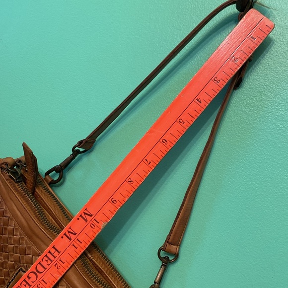 I Malatesta Woven Leather Camel Folding Shoulder Bag - Picture 13 of 16